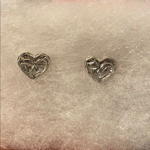 14kt white gold heart shaped earrings